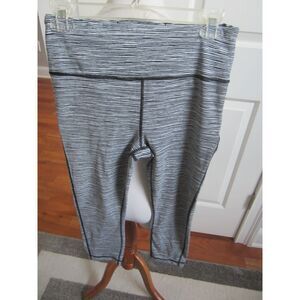 ATHLETA ULTIMATE BLACK & WHITE LINEAR LINE CAPRI LEGGINGS  SIZE SMALL 4-6